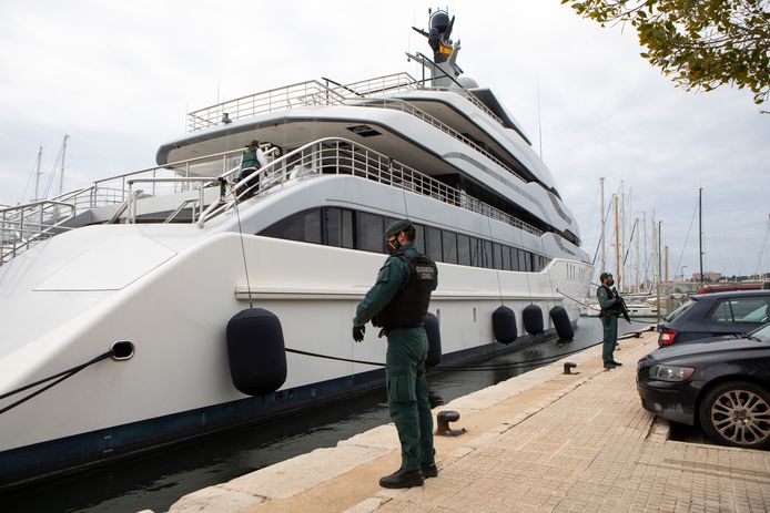 De Tango, een 73 meter lang schip waarvan de waarde meer dan negentig miljoen euro zou bedragen, is eigendom van de Russische multimiljonair Viktor Vekselberg. Het luxejacht werd maandag 4 april doorzocht en in beslag genomen in de haven van Palma de Mallorca.