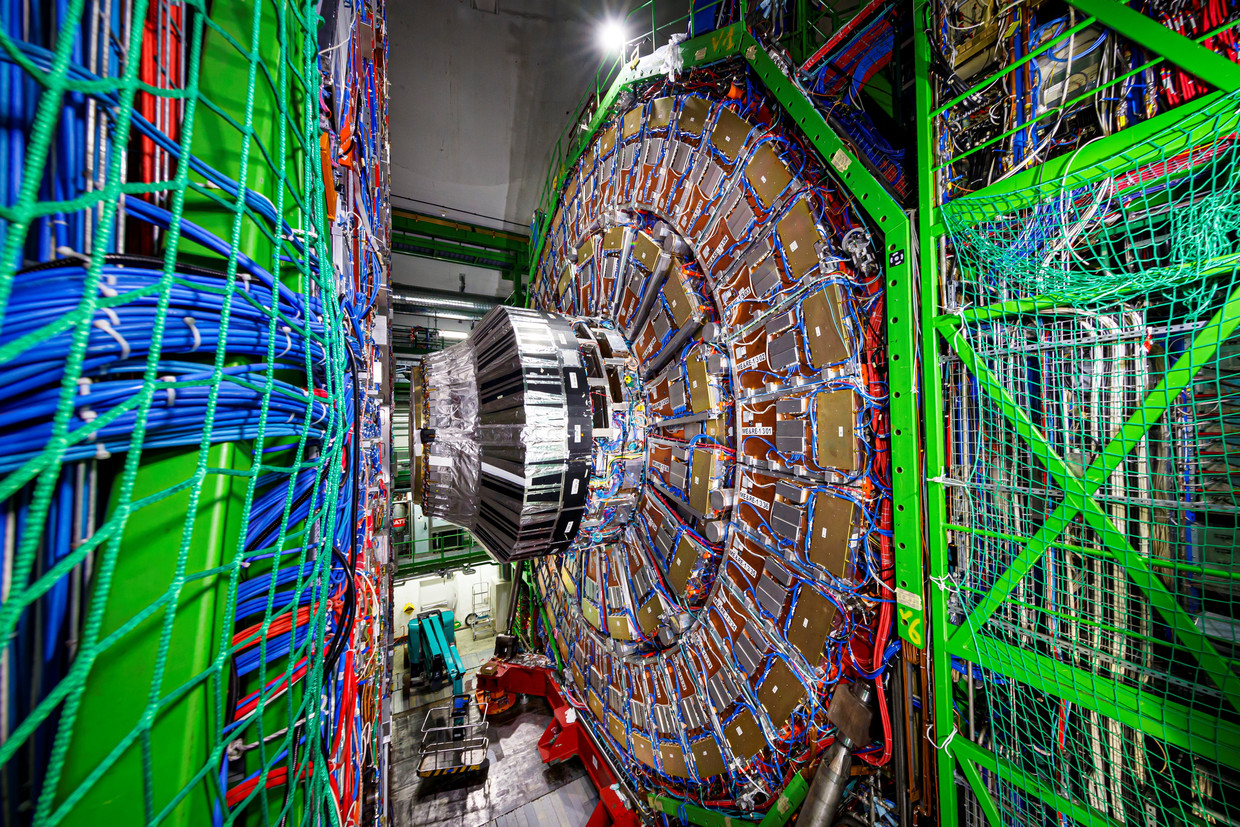 Onderhoud aan de Compact Muon Solenoid detector in het Europese centrum voor kernonderzoek (CERN). Hier wordt gezocht naar nieuwe, steeds kleinere deeltjes die wellicht een nieuwe blik op de natuurkunde kunnen geven.