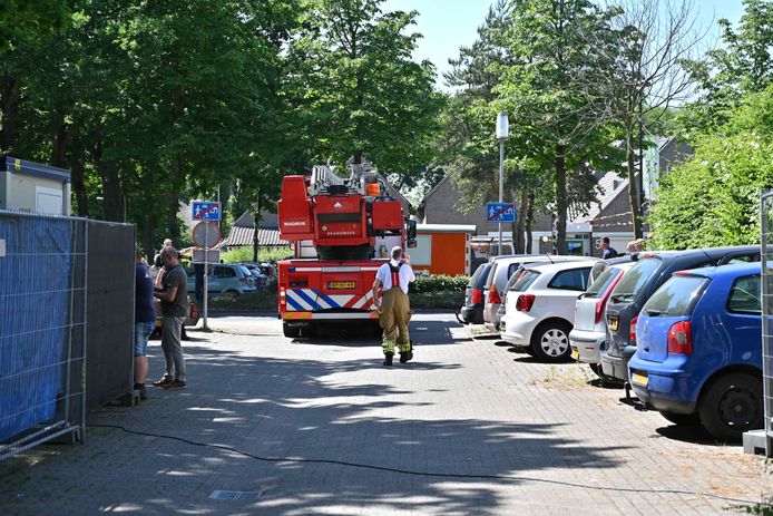 Bewoners van een appartementencomplex aan de Aardrijk in Breda moeten maandagmiddag rond 14.40 uur tijdelijk naar buiten vanwege een brand op het dak.