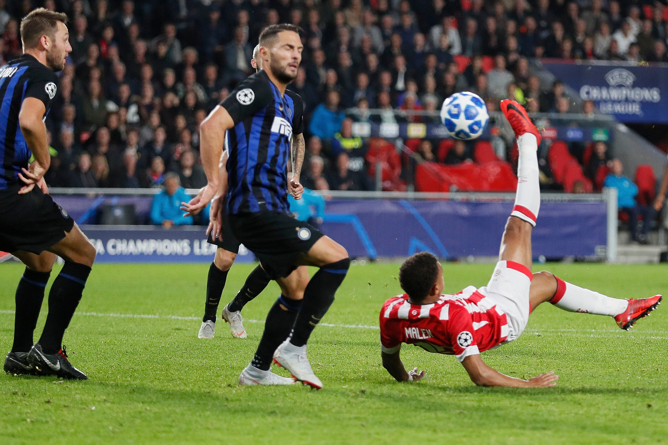 Donyell Malen baarde vorige week opzien door tegen Internazionale bijna te scoren met een omhaal.
