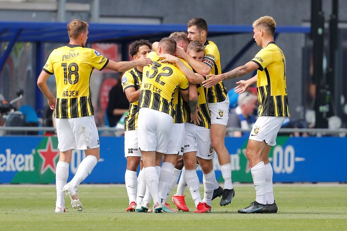 Spelers van Vitesse vieren de openingstreffer in Zwolle.