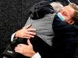 Gehandicapte Fred zorgt voor aandoenlijk moment in Nederland, als hij plots de minister tegen alle regels in een stevige knuffel geeft