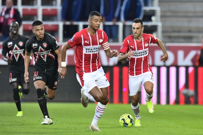 Cody Gakpo en Eran Zahavi tijdens het duel met FC Midtjylland, eerder deze week.