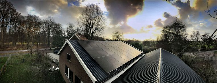  Het zou kunnen dat stroom van zonnepanelen op daken in de toekomst eerder het stroomnet op mag dan de energie die vuile gas- en kolencentrales produceren. Beeld Werry Crone