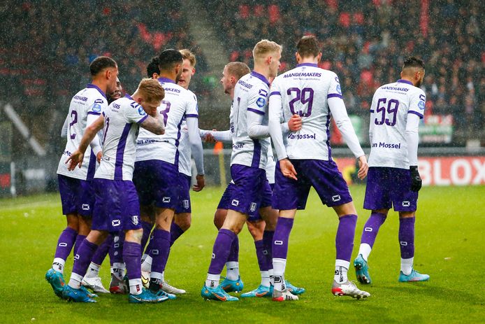 De spelers van RKC Waalwijk vieren de openingstreffer.