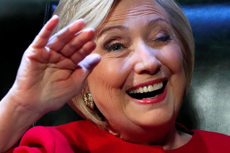 Hillary Clinton knipoogt tijdens de presentatie van haar boek What happenend. Beeld reuters