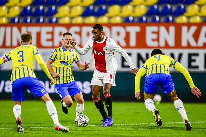 Sebbe Augustijns (m.), hier met Ryan Gravenberch van Ajax, is 3 tot 4 maanden buiten strijd.
