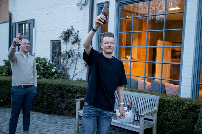Dylan van Baarle heft het glas (of het flesje?) op zijn zege.