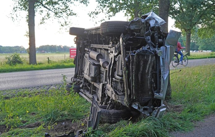 De schade aan de in de berm geraakte bus was aanzienlijk.