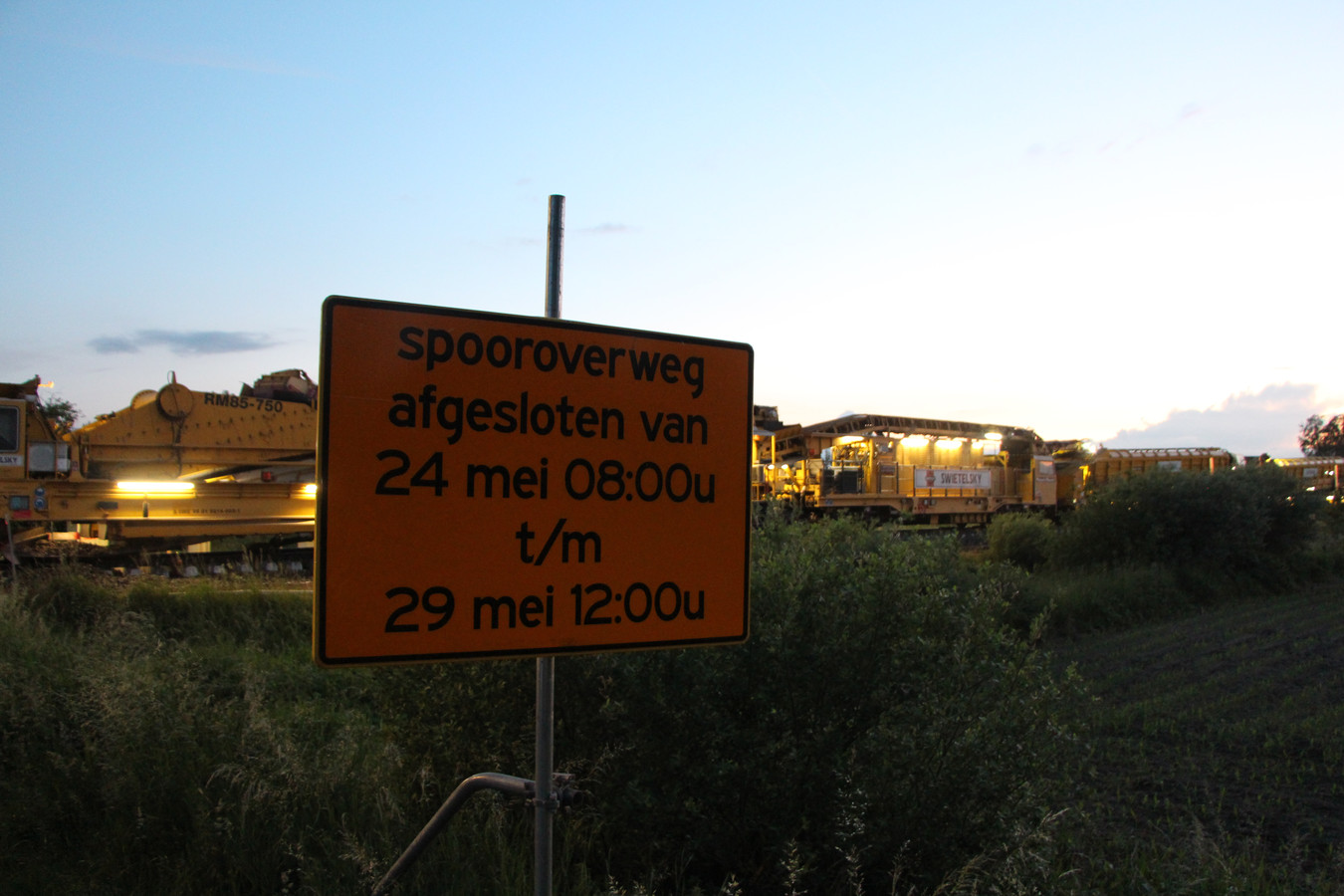 De spoorwegovergang in de Scheiddijk is van 24 tot 29 mei gestremd, aldus de borden.