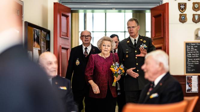 Prinses Beatrix bezoekt na skiongeluk alsnog militair rusthuis Bronbeek: ‘U maakte het even spannend’