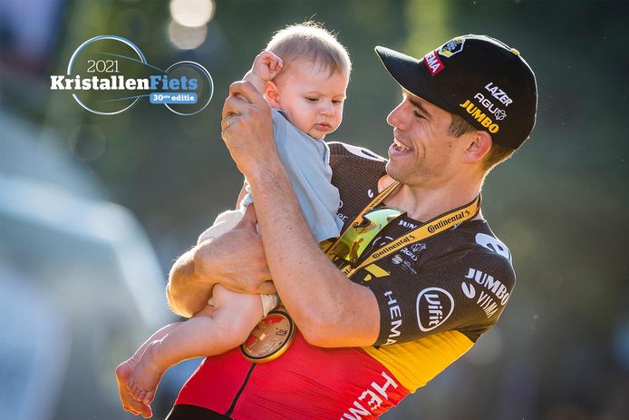 Wout van Aert met zoontje Georges op het podium na zijn zege op de Champs-Élysées.