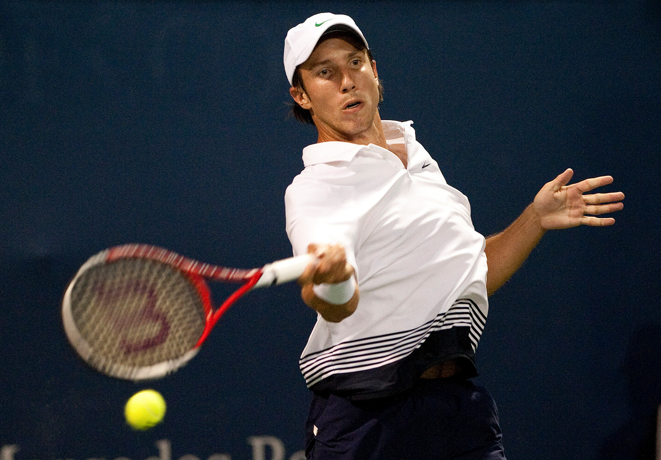 Reuzensprong Igor Sijsling na zege in Vancouver Foto gelderlander.nl
