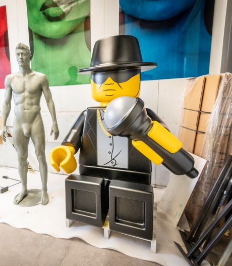 Legobeeld van André Hazes is terug op vertrouwde plek