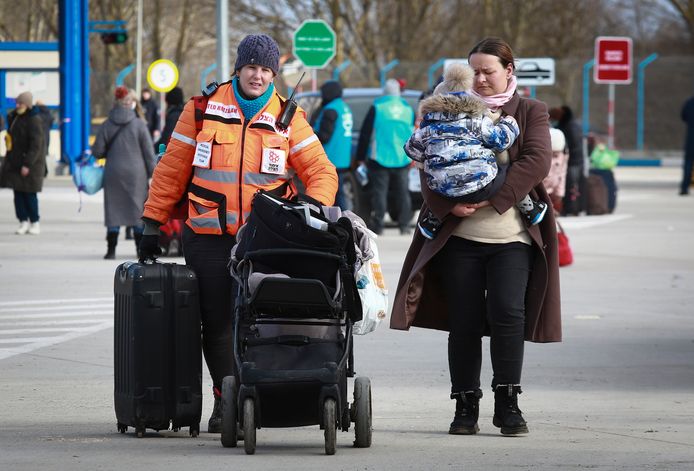 Vluchtelingen uit Oekraïne steken de grens met Moldavië over en worden geholpen.