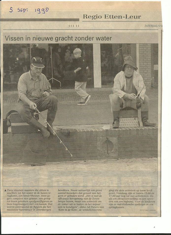 Piet Nagtzaam en zijn maat Michel van Opstal tijdens hun 'visavontuur' aan de haven in Zevenbergen.