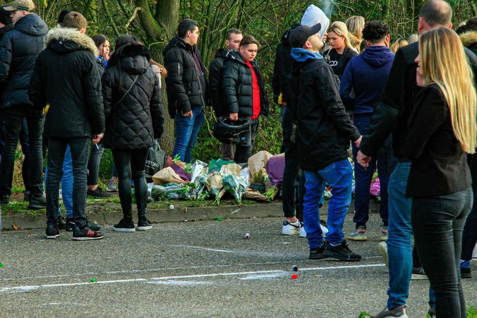 Een eerbetoon op de Heeklaan in Helmond: de plek waar zaterdagnacht drie jongens om het leven kwamen.