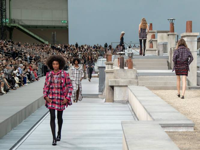 Vrouw wandelt doodleuk de catwalk van Chanel mee op, Gigi Hadid leidt haar eraf