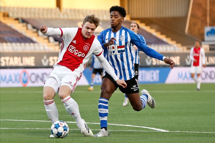 Collin Seedorf (r) van FC Eindhoven loopt op de hakken bij Jong Ajax-speler Christian Rasmussen en veroorzaakt zo een penalty.