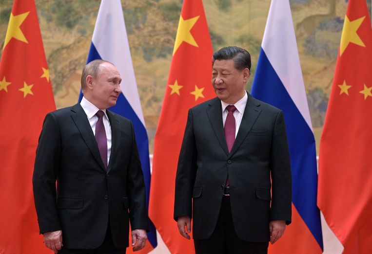 Vladimir Poetin en de Chinese President Xi Jinping in februari van dit jaar.  Beeld ANP / EPA