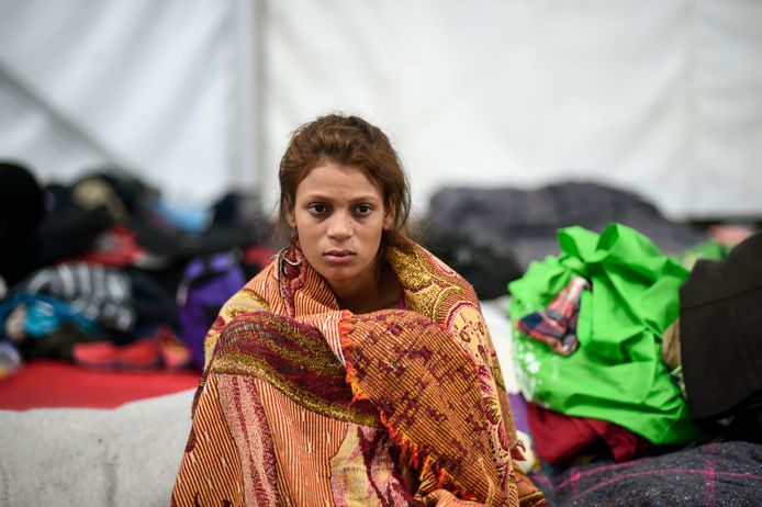 Een jonge vrouw die op weg is naar de VS rust uit in een opvangcentrum in Mexico-stad.
