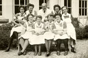 Een groepsfoto uit 1942 van het personeel van de Joodse psychiatrische inrichting Apeldoornsche Bosch. In 1943 werd de instelling door de nazi's ontruimd en werden de patiënten en het personeel gedeporteerd naar Auschwitz, waar ze vermoord zijn.