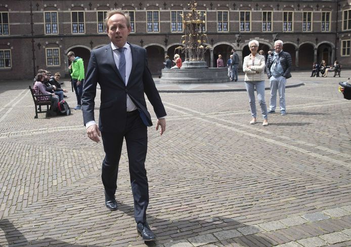 Kees van der Staaij (SGP) komt aan op het Binnenhof voor een gesprek met Informateur Edith Schippers over de formatie van een nieuwe regering.