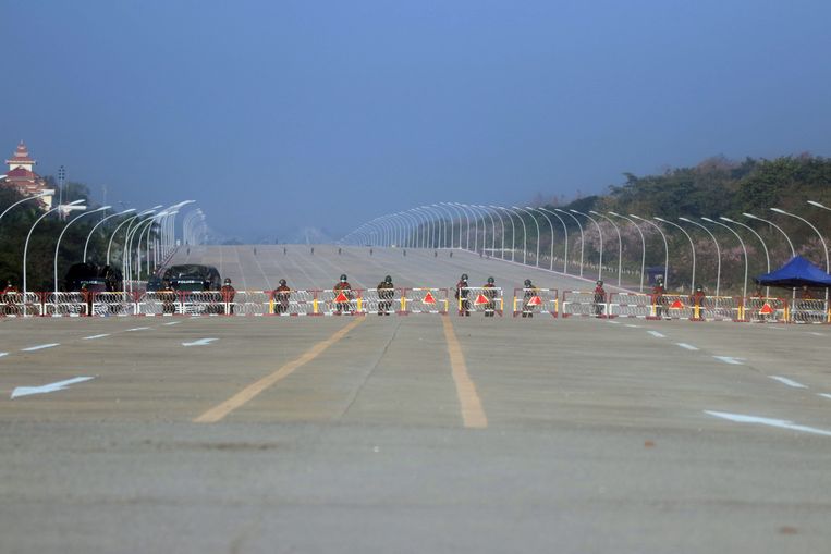 Militairen blokkeren de weg richting het parlement in de hoofdstad Naypyidaw.  Beeld EPA
