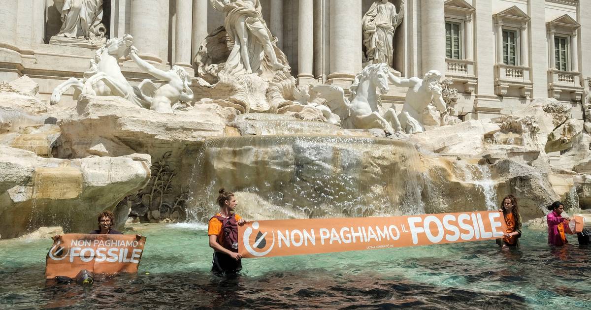 смотреть.  Климатические активисты покрасили фонтан Треви в Риме в черный цвет  Новости ВТМ в Instagram