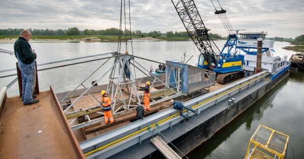 Giek van Angerense werfkraan op weg naar nieuwe plek bij Stadsblokkenwerf Arnhem