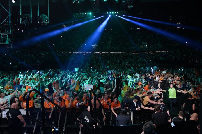 Michael van Gerwen betreedt het podium bij de Premier League-avond in Ahoy in 2022.