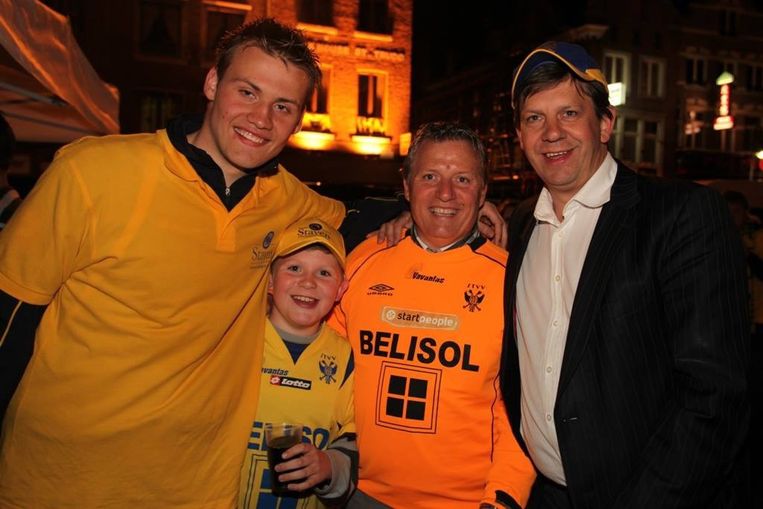 Simon Mignolet met neefje Jarno, vader Stefan en nonkel Bert. ‘De kampioenenviering bij Sint-Truiden is de eerste en enige keer dat ik hem uit de bol heb zien gaan.’ Beeld uit privé-archief