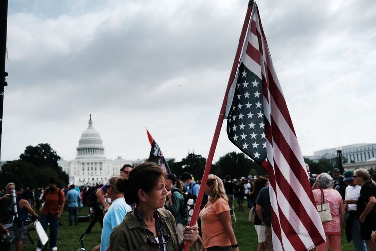 De betogers hebben Amerikaanse vlaggen bij zich. Beeld Getty Images