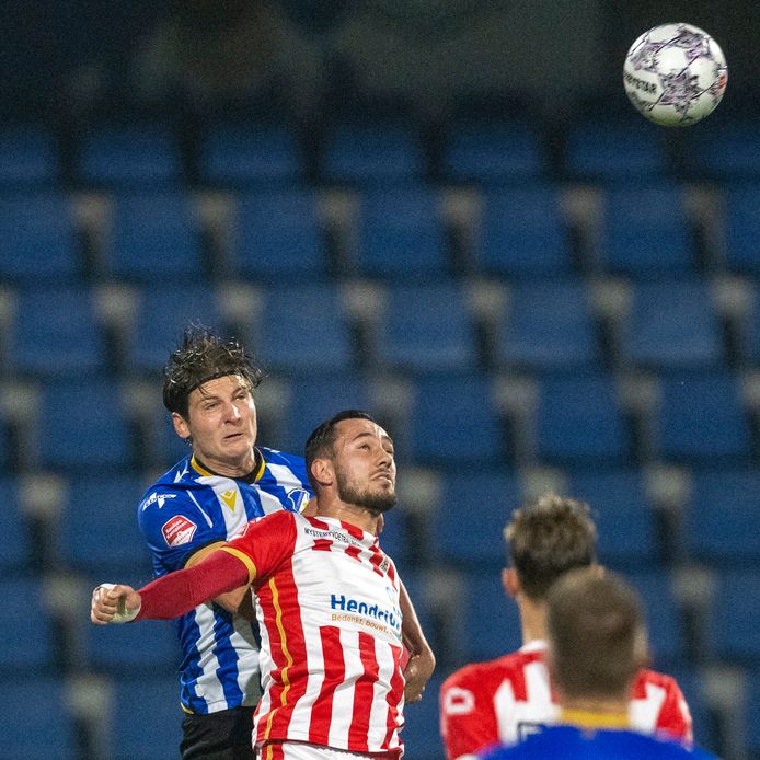 FC Eindhoven-verdediger Maarten Peijnenburg vecht een kopduel uit met TOP Oss-aanvaller Delano Ladan.