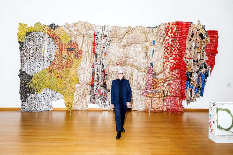 Rein Wolfs, directeur van het Stedelijk Museum Amsterdam bij het kunstwerk ‘In the World But Don’t Know the World’ van El Anatsui. Beeld Hilde Harshagen