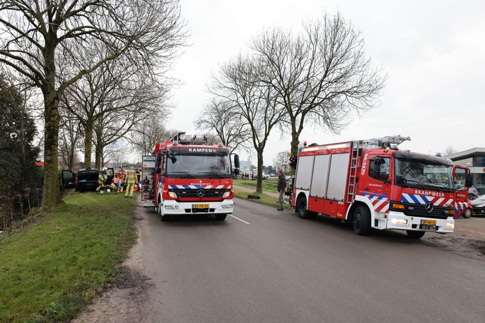 Bij een eenzijdig ongeval aan de Haatlanderdijk in Kampen zijn drie gewonden gevallen.