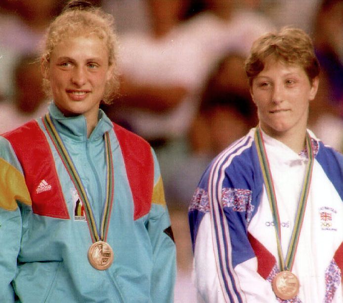 Heidi Rakels (links) met haar medaille in Barcelona.