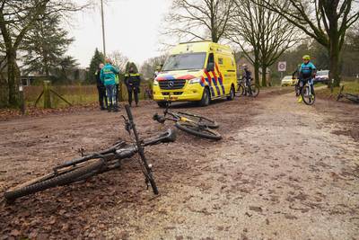Mountainbiker raakt gewond bij botsing in Liessel en moet naar het ziekenhuis