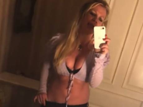 Britney Spears chante dans sa salle de bain et annonce travailler sur son come-back