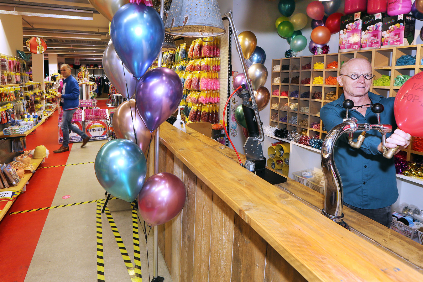 Carnavalswinkels in zwaar weer: 'Van een ballonnetje kan ik de zaak niet draaiende | Foto bndestem.nl