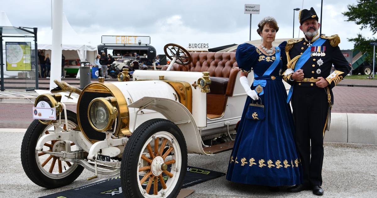 Varende en rijdende klassiekers in haven van Lelystad
