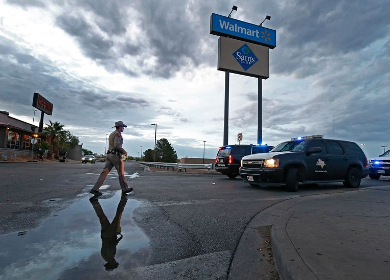 Een politieagent bij het winkelcentrum in El Paso, waar de aanslag plaatsvond. Beeld EPA