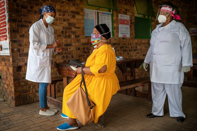 Een Zuid-Afrikaanse vrouw krijgt instructies voor haar coronatest. Beeld Jerome Delay/AP