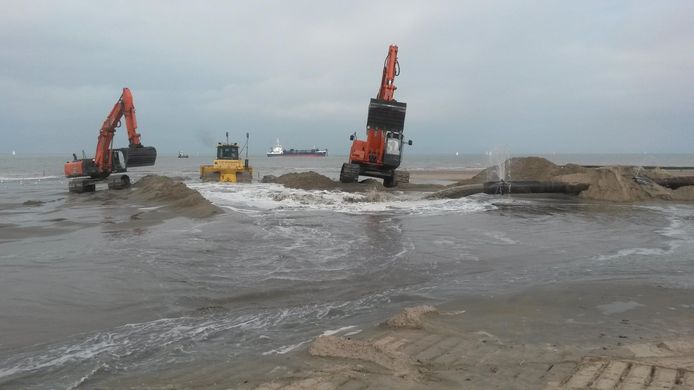 Aan de kust wordt nu al regelmatig zand opgespoten, maar dat zal wellicht niet volstaan.