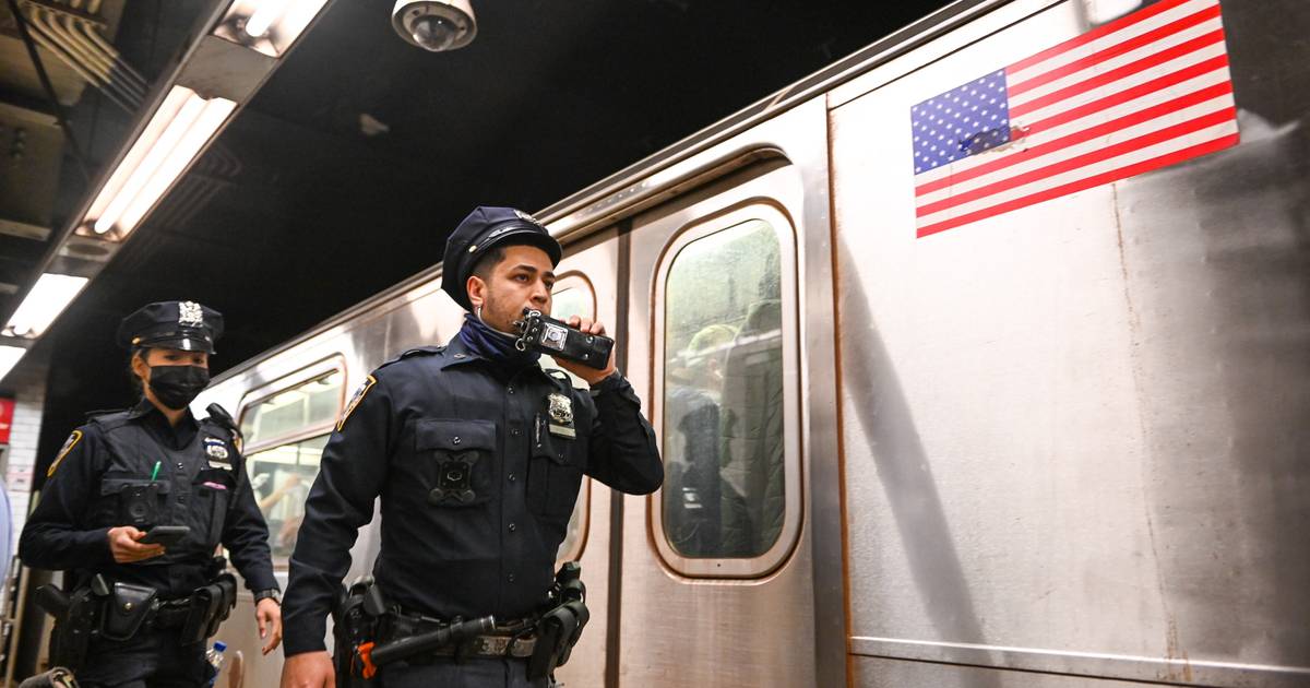 Sparatoria nella metropolitana di New York: un morto |  All’estero