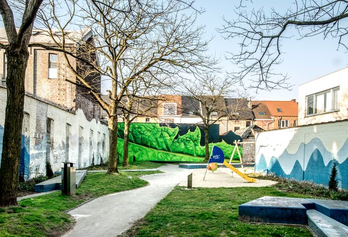 De nieuwe muurschildering in het parkje in de Snoekstraat.