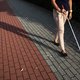 Blinde Corine (55) is probleem in Apeldoorn zat: “Dit is heel gevaarlijk voor mij”