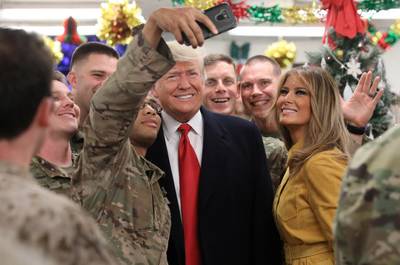 Trump en Melania brengen verrassingsbezoek aan Amerikaanse troepen in Irak