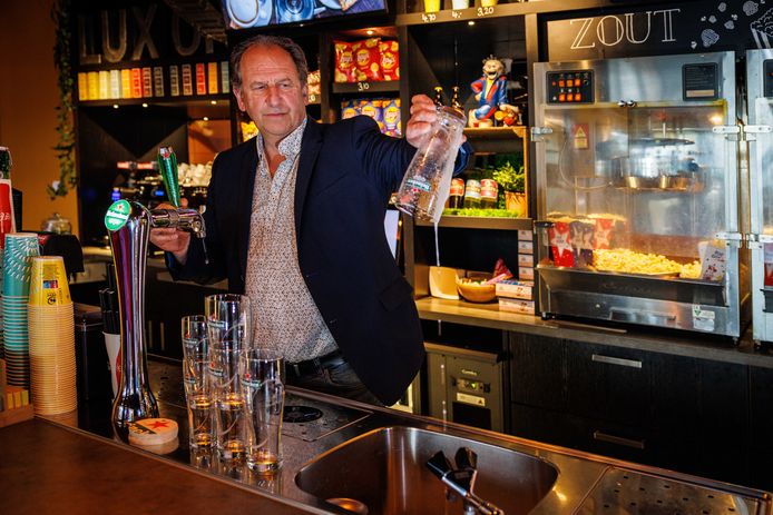 Albert Jan Vos van de Luxor-theaters spoelt de laatste Heineken door de ‘gootsteen’. Hij is klaar met het biermerk dat ‘gewoon’ actief blijft in Rusland.