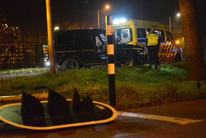 Een automobilist in Breda reed zaterdagochtend vroeg een verkeerslicht omver.